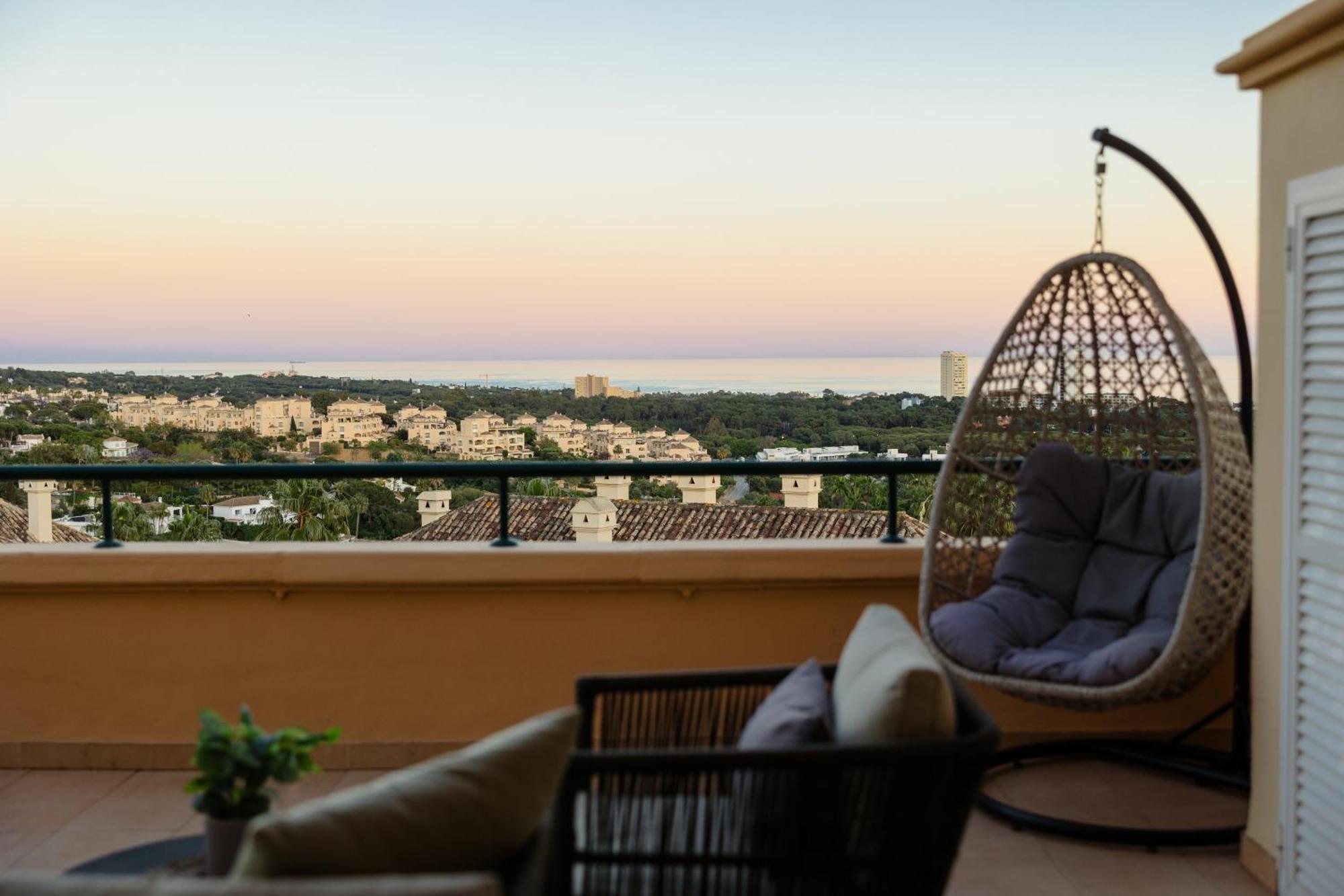 Apartment, With Large Private Terrace And Panoramic Sea Views, In Elviria Hills, Appartement